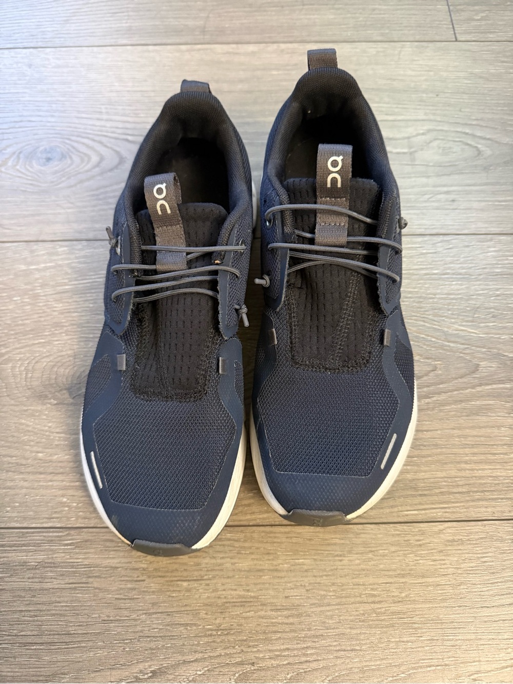 On Running Cloud Kid’s Running Shoes in Navy- size 6